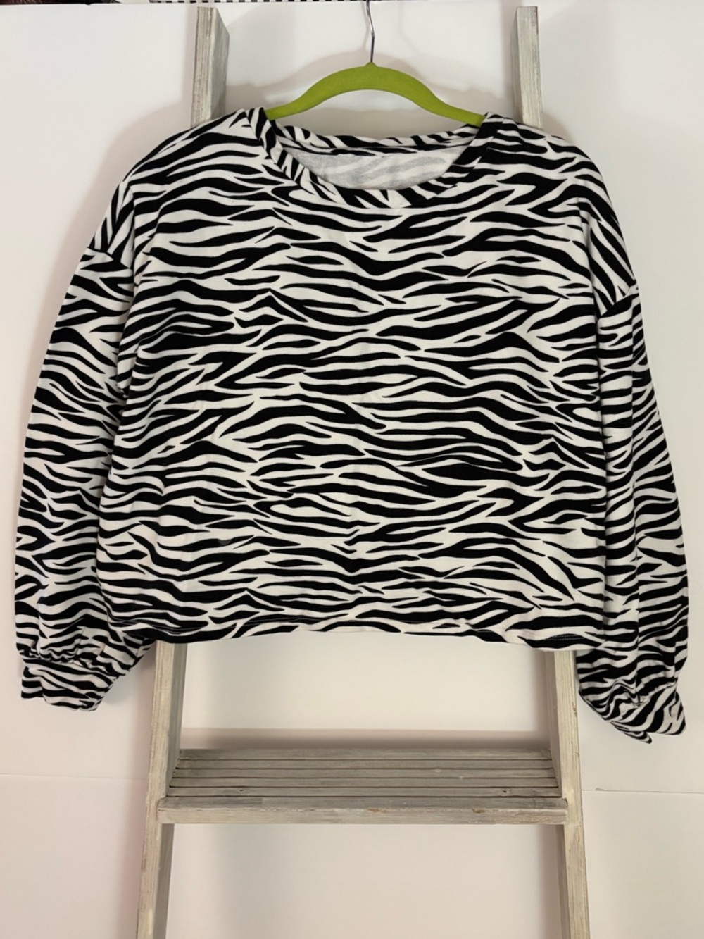 Candie's medium Zebra crop sweatshirt, 80’s, puffer sleeve, indie sleeze, grunge